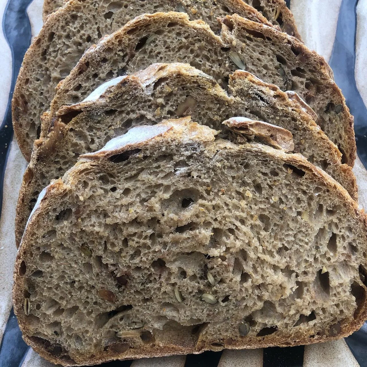 Pão artesanal fatiado
