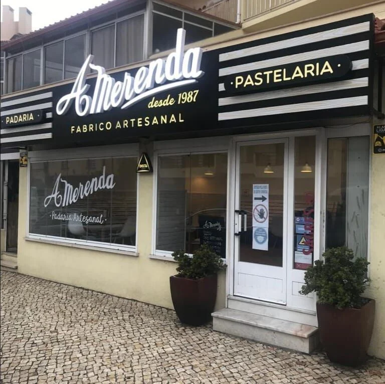 Fachada da A Merenda com o letreiro desde 1987